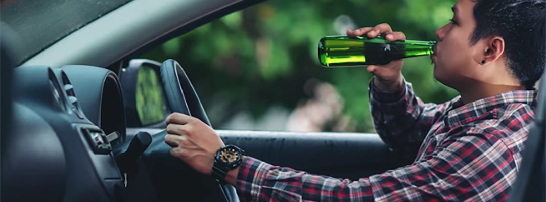 Hombre tomando cerveza mientras maneja-zalabin