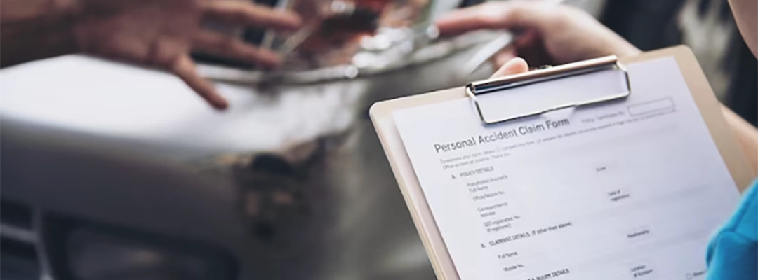 Mujer con documentos revisando un seguro todo riesgo adecuado