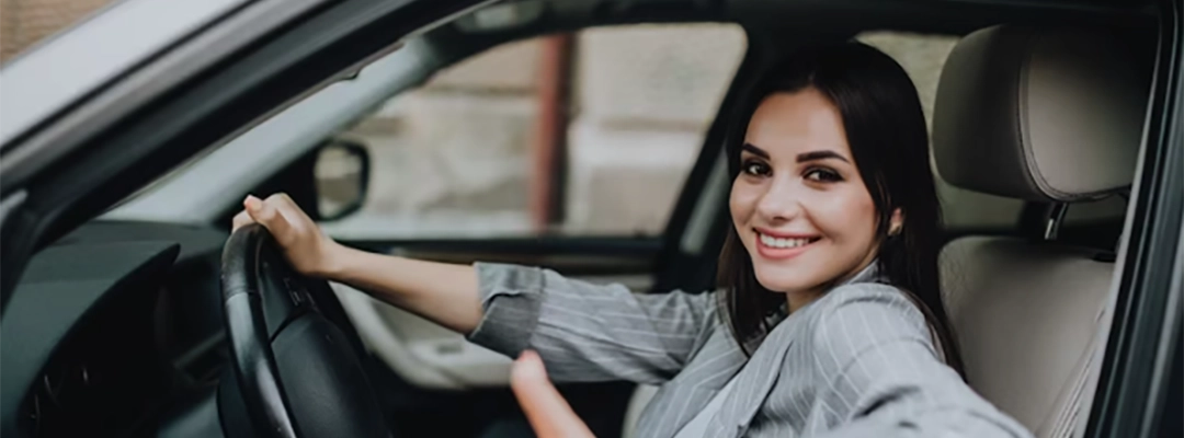 1-Mujer en su carro Preguntas frecuentes sobre el SOAT