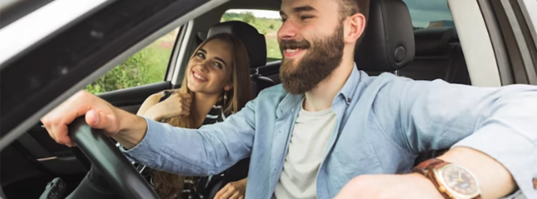 Personas felices en un carro-zalabin