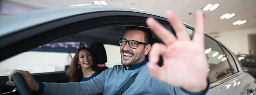 Hombre feliz en su carro