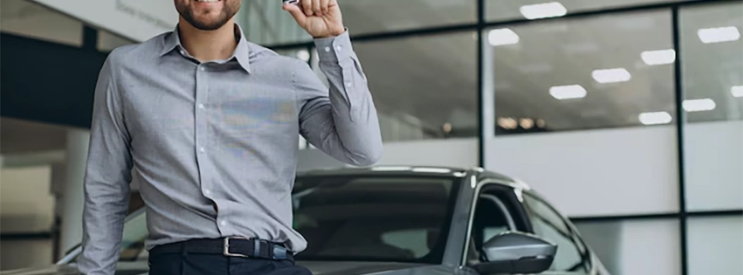 2-Hombre feliz sobre su carro