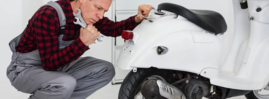 2-Hombre revisando su moto