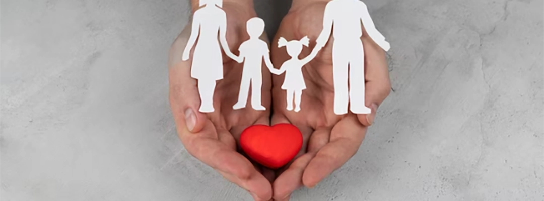 2-Manos protegiendo figuras de una familia de papel