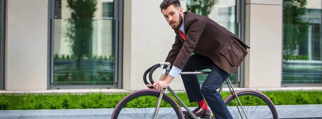 2-Persona en bicicleta camino al trabajo