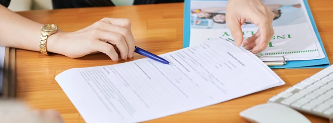 Personas gestionando la documentación de un SOAT