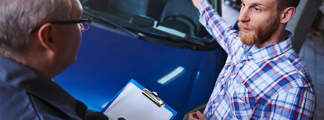Personas revisando la técnico-mecánica de un carro