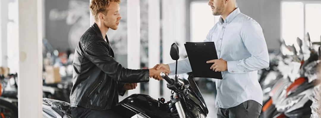 compardor revisando documentos de una moto usada