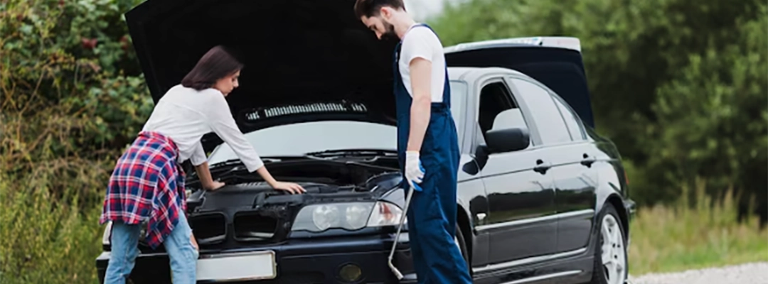 Carro averiado-mujer y un tecnico-seguro todo riesgo