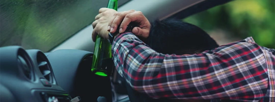 Hombre bebiendo alcohol en el carro-zalabin