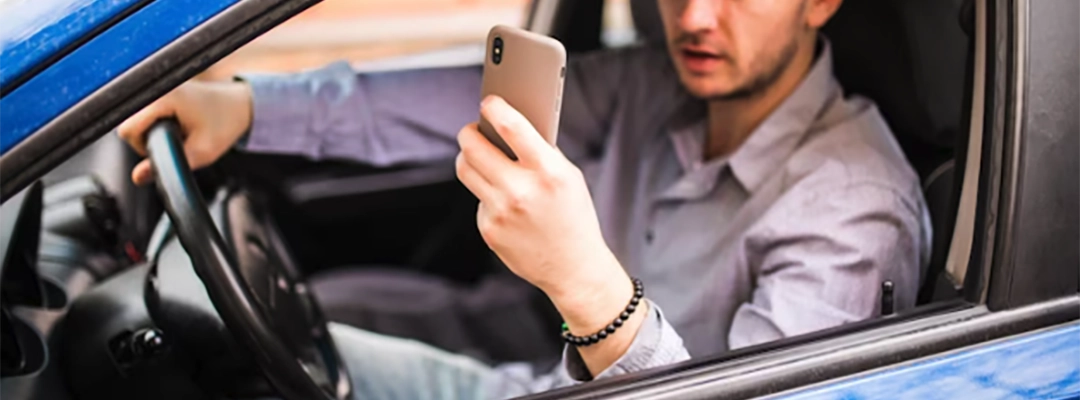 Hombre en un carro y celular en la mano-zalabin