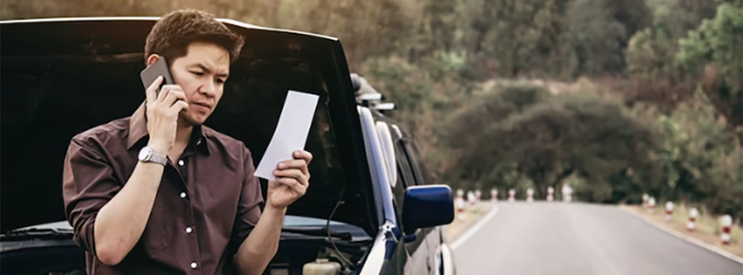 3-Hombre leyendo una multa