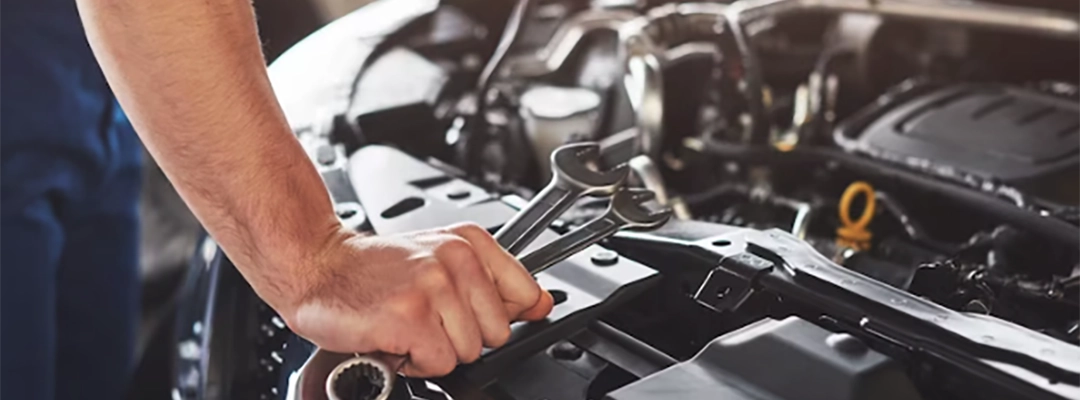 Mecanicon arreglando carro -zalabin
