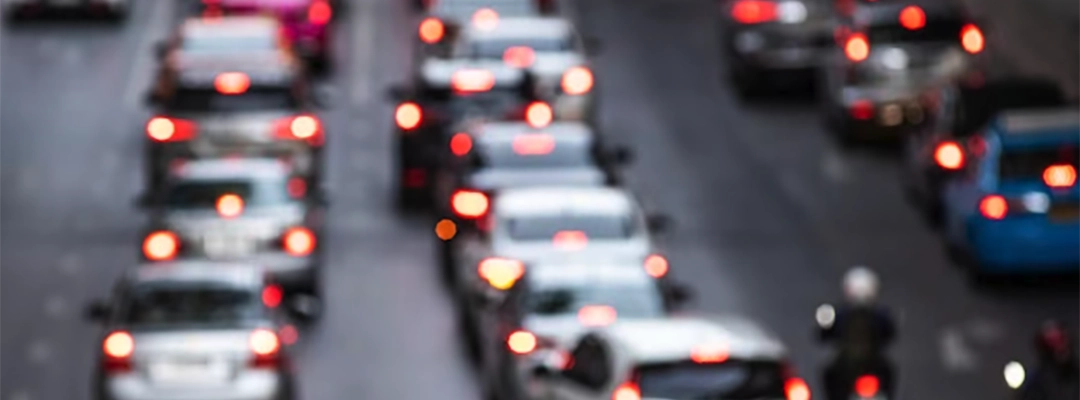 3-Via con mucho trafico de carros